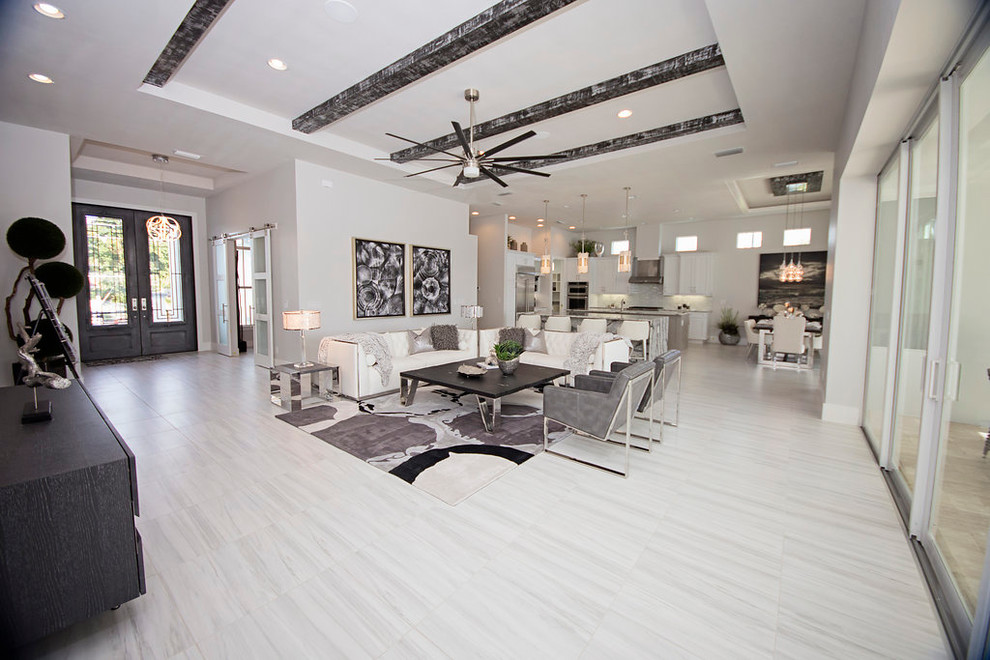 Réalisation d'un grand salon minimaliste ouvert avec une salle de réception, un mur blanc et un sol en marbre.