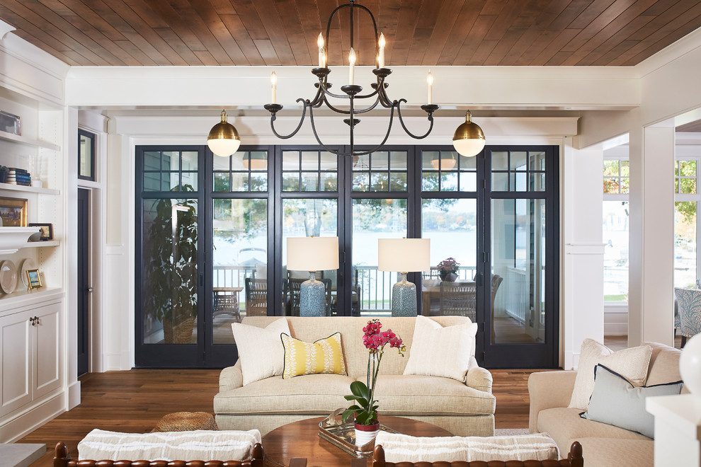 Mittelgroßes, Repräsentatives, Offenes Maritimes Wohnzimmer mit weißer Wandfarbe, braunem Holzboden und braunem Boden