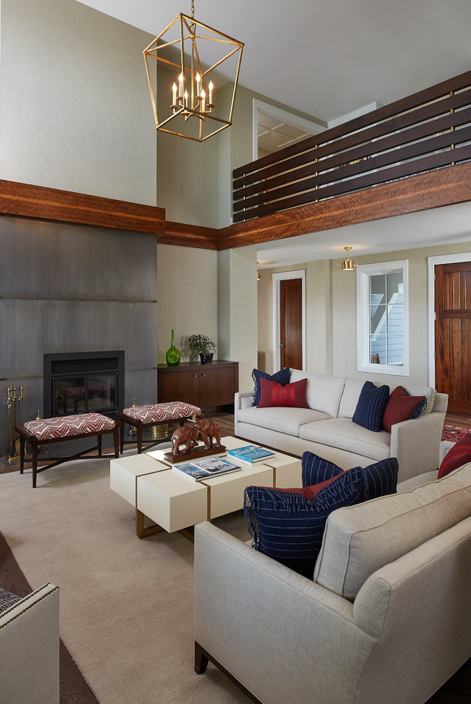 Diseño de salón para visitas tipo loft moderno con paredes beige, suelo de madera en tonos medios, todas las chimeneas, marco de chimenea de metal y suelo marrón