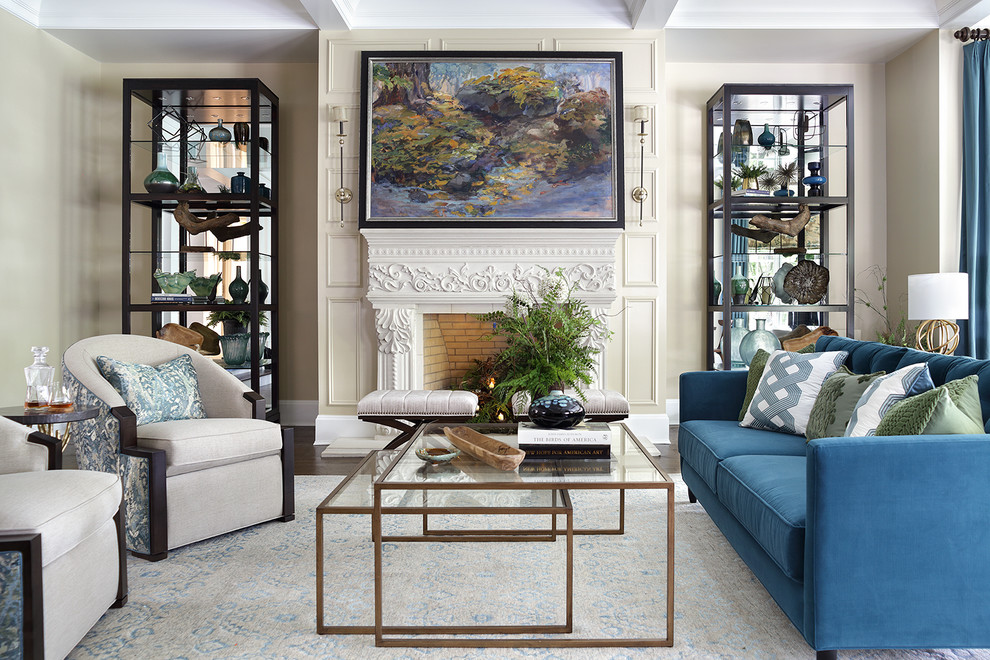 Пример оригинального дизайна: парадная гостиная комната в классическом стиле с бежевыми стенами, темным паркетным полом, стандартным камином, коричневым полом и синим диваном