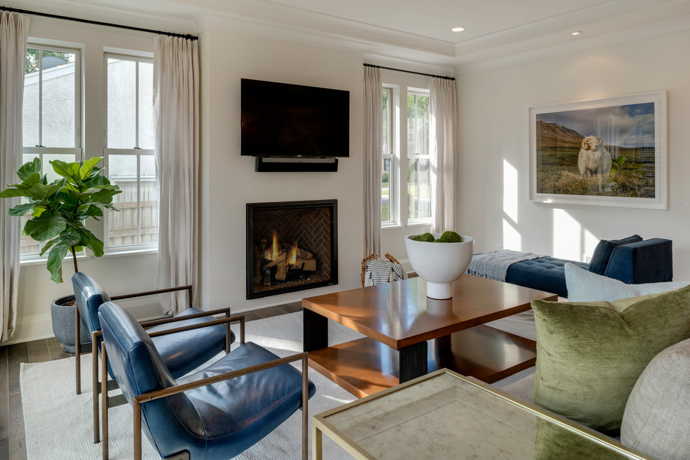 Идея дизайна: открытая гостиная комната среднего размера в стиле неоклассика (современная классика) с белыми стенами, темным паркетным полом, стандартным камином, телевизором на стене и коричневым полом
