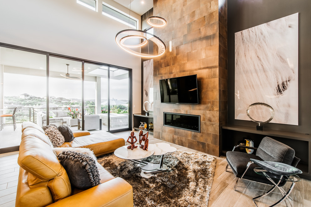 Großes, Repräsentatives, Offenes Modernes Wohnzimmer mit beiger Wandfarbe, dunklem Holzboden, Gaskamin, Kaminumrandung aus Metall, TV-Wand und braunem Boden in Austin