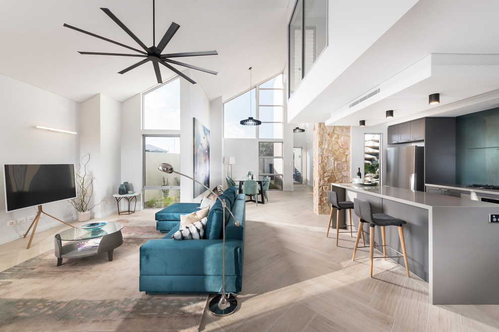 Modernes Wohnzimmer mit beiger Wandfarbe, hellem Holzboden, freistehendem TV und beigem Boden in Perth