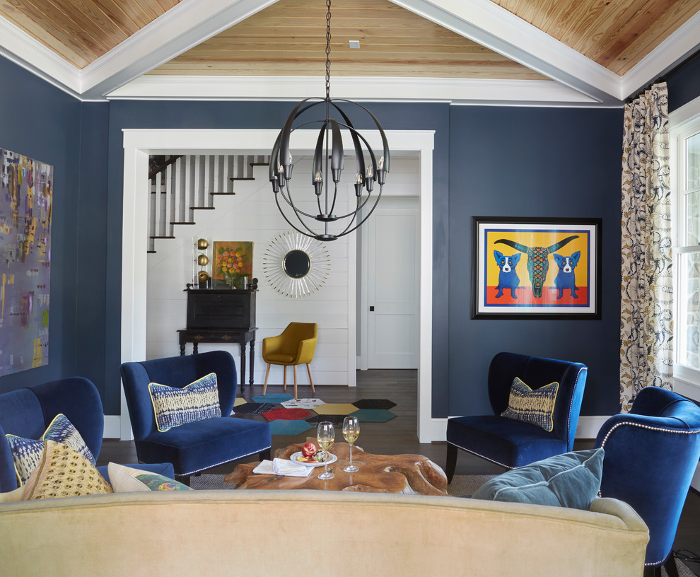 Cette image montre un salon traditionnel de taille moyenne et fermé avec un mur bleu, parquet foncé, aucune cheminée, aucun téléviseur et un sol marron.
