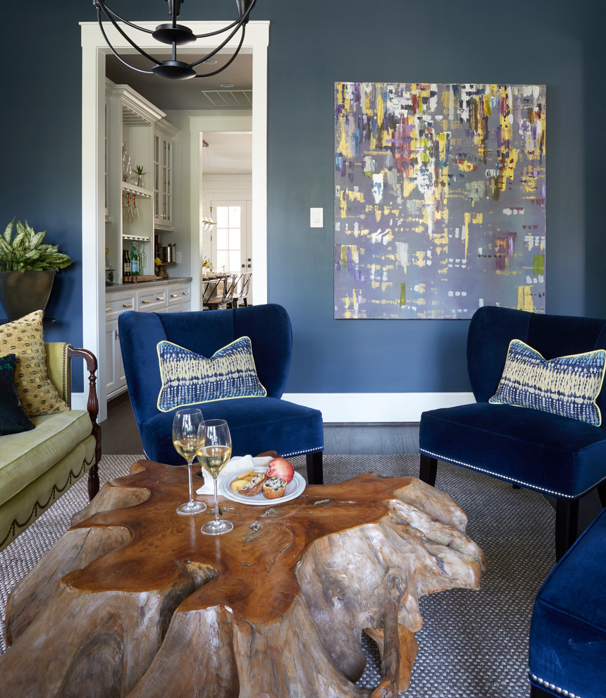 Idee per un soggiorno classico di medie dimensioni e chiuso con pareti blu, parquet scuro, nessun camino, nessuna TV e pavimento marrone