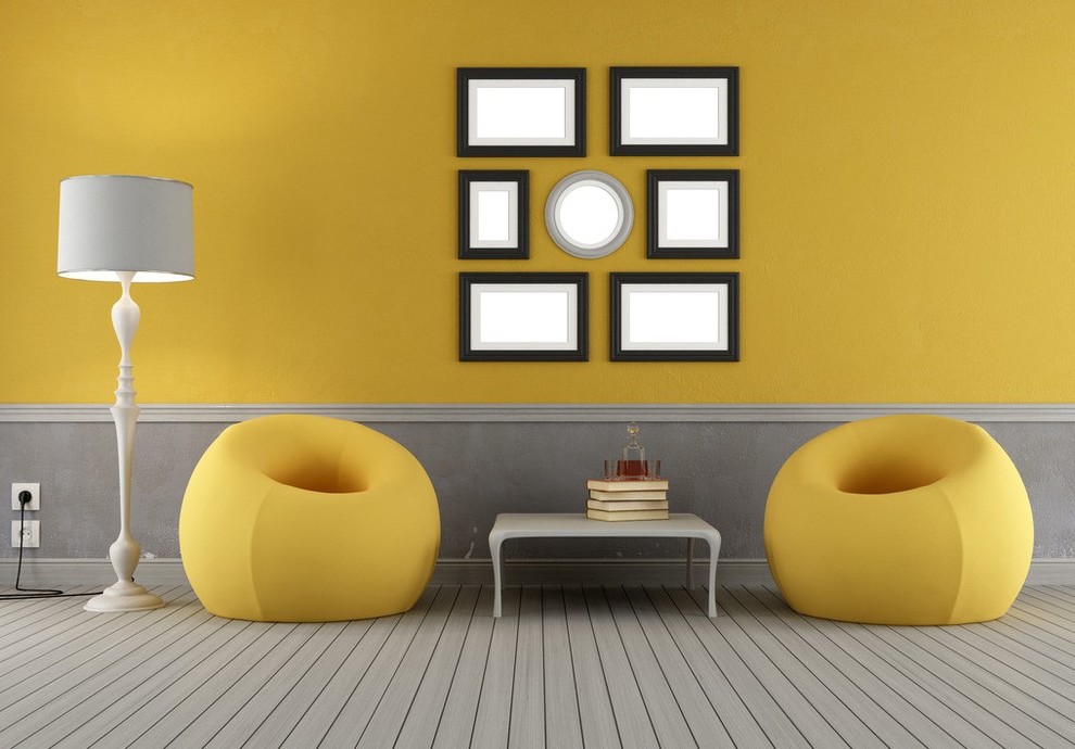 Réalisation d'un salon design de taille moyenne et ouvert avec un mur jaune, parquet clair, une salle de réception, aucune cheminée, aucun téléviseur et un sol gris.