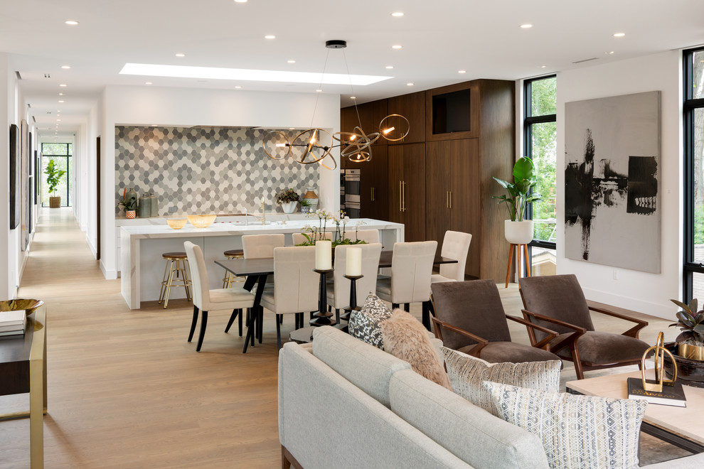 Cette photo montre un grand salon moderne ouvert avec un mur blanc, parquet clair, une cheminée ribbon, un manteau de cheminée en bois, un téléviseur dissimulé et un sol gris.