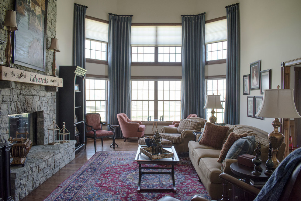 Großes Klassisches Wohnzimmer im Loft-Stil mit beiger Wandfarbe, dunklem Holzboden, Kamin, Kaminumrandung aus Stein, freistehendem TV und braunem Boden in Louisville