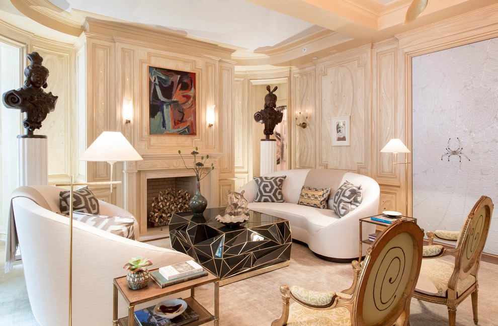 Esempio di un soggiorno boho chic con sala formale, pareti beige, moquette, camino classico e pavimento beige