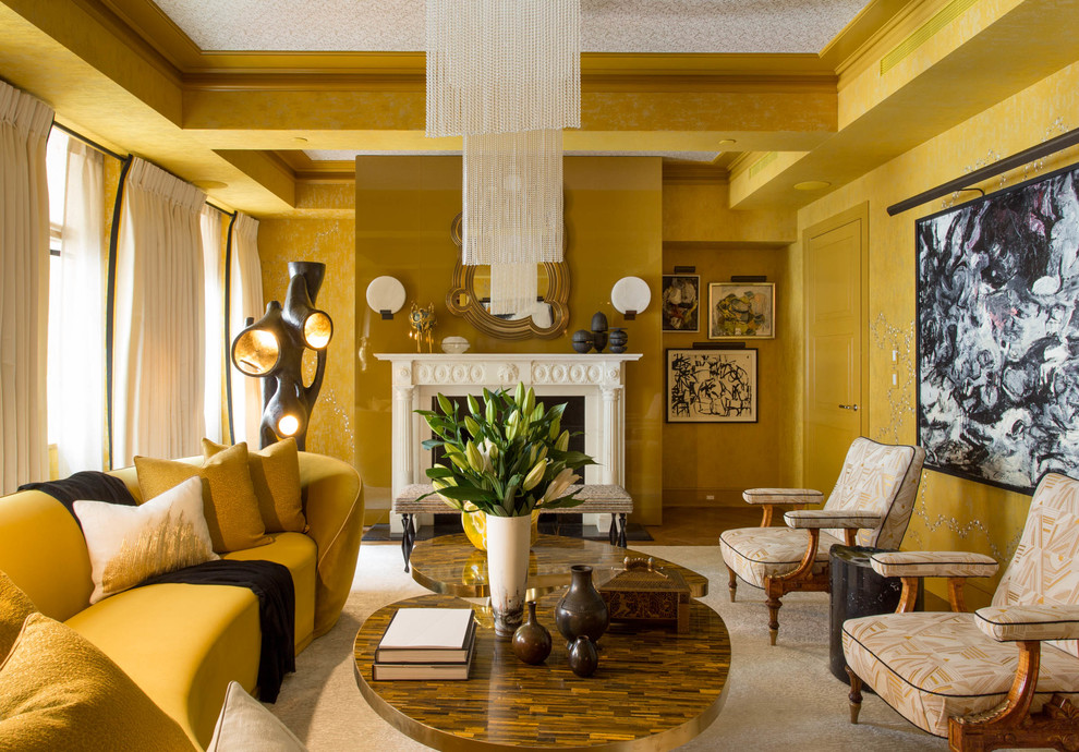 Idee per un soggiorno bohémian chiuso con pareti gialle e camino classico