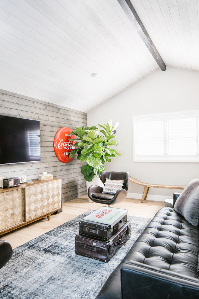 Landhaus Wohnzimmer mit grauer Wandfarbe, hellem Holzboden, TV-Wand und beigem Boden in Seattle