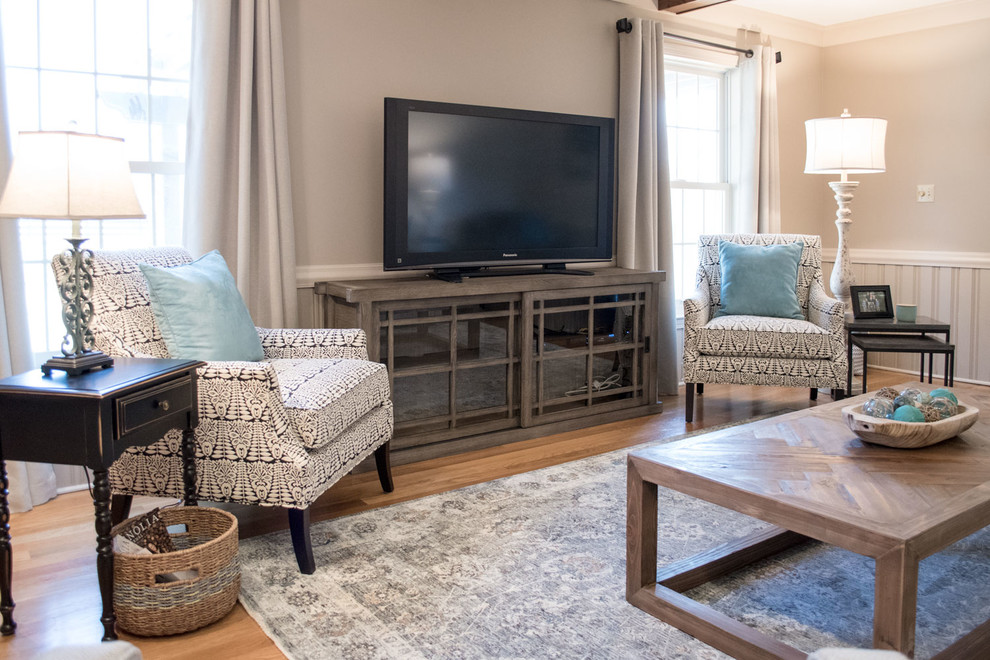 Источник вдохновения для домашнего уюта: изолированная гостиная комната среднего размера в стиле кантри с серыми стенами, светлым паркетным полом, стандартным камином, отдельно стоящим телевизором и оранжевым полом