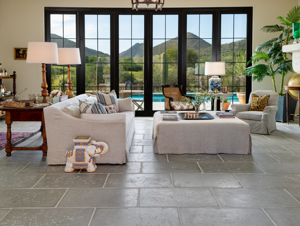 Свежая идея для дизайна: гостиная комната в стиле фьюжн с бетонным полом и серым полом - отличное фото интерьера
