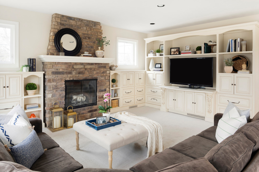 Cette image montre un salon traditionnel de taille moyenne et ouvert avec un mur beige, moquette, une cheminée standard, un manteau de cheminée en pierre, un téléviseur encastré et un sol blanc.
