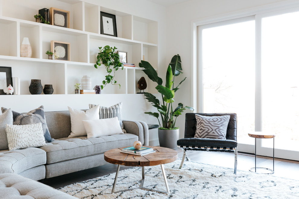 Foto di un soggiorno design di medie dimensioni con pareti bianche, parquet scuro e pavimento marrone