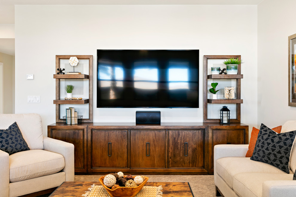 Immagine di un soggiorno moderno aperto con pareti beige, moquette e TV a parete