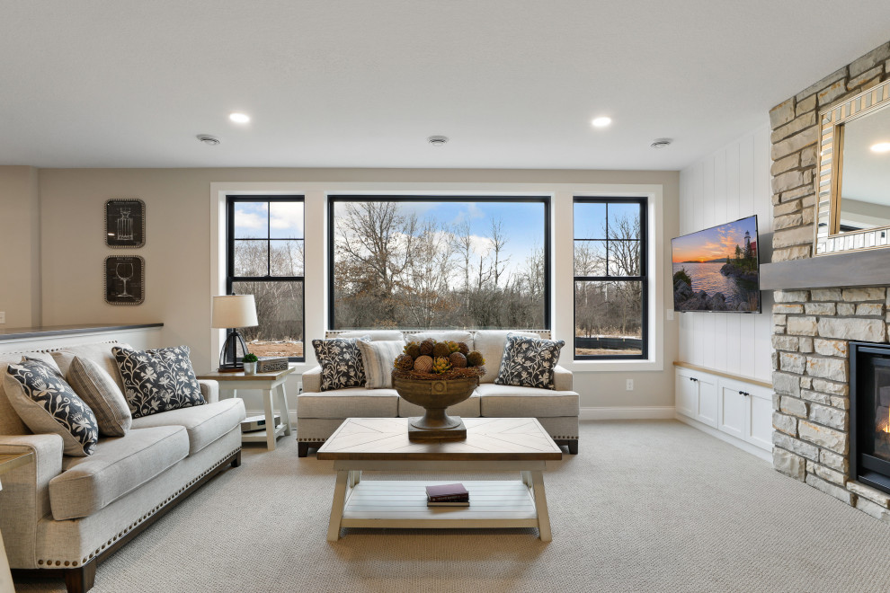 Offenes Klassisches Wohnzimmer mit weißer Wandfarbe, Teppichboden, Kamin, Kaminumrandung aus Stein, TV-Wand, beigem Boden und Wandpaneelen in Minneapolis