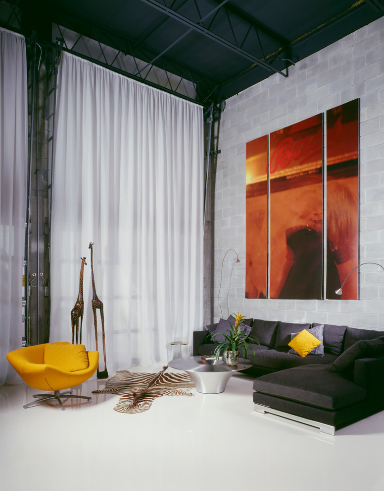 На фото: открытая гостиная комната в современном стиле с красивыми шторами с