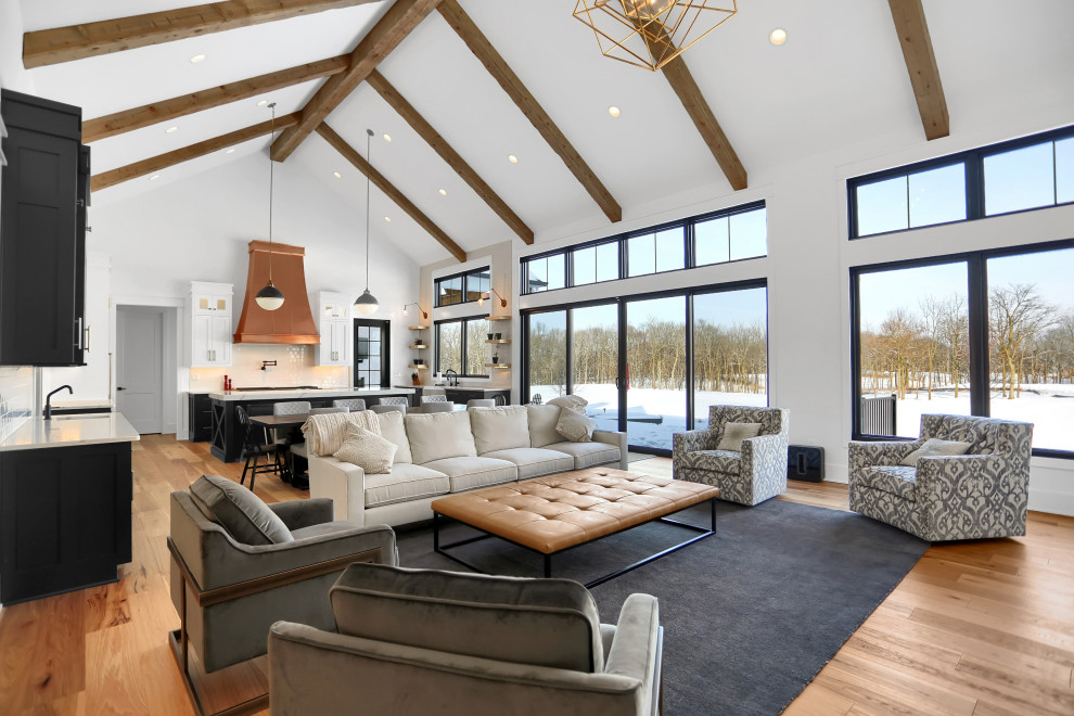 Immagine di un soggiorno country aperto con pareti bianche, pavimento in legno massello medio e pavimento marrone