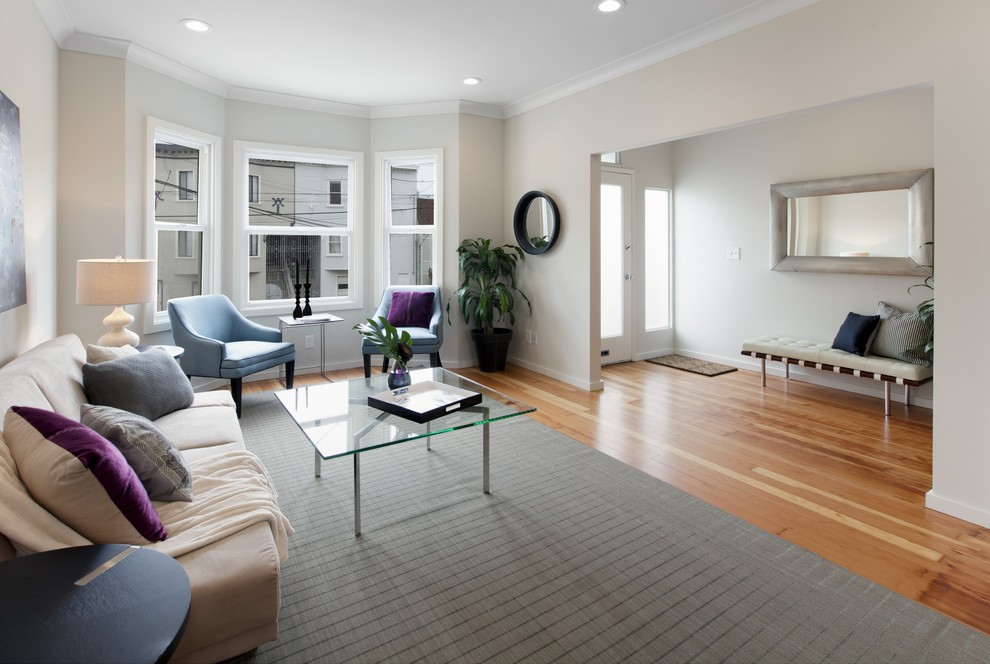 Großes, Fernseherloses, Offenes Klassisches Wohnzimmer ohne Kamin mit beiger Wandfarbe, hellem Holzboden und braunem Boden in San Francisco
