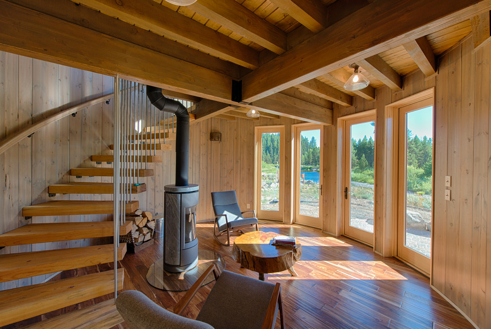 Fernseherloses Rustikales Wohnzimmer mit braunem Holzboden und Kaminofen in Boise