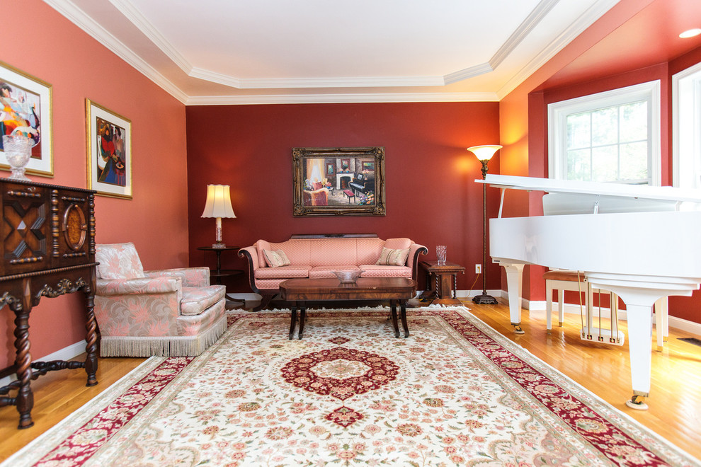 Ejemplo de salón con rincón musical cerrado clásico de tamaño medio con paredes rojas y moqueta