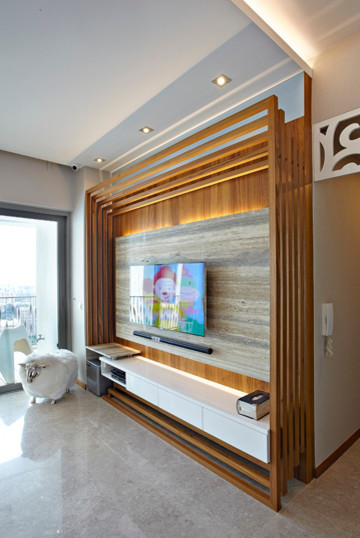 Idée de décoration pour un grand salon ouvert avec un mur blanc, un sol en marbre et un téléviseur encastré.