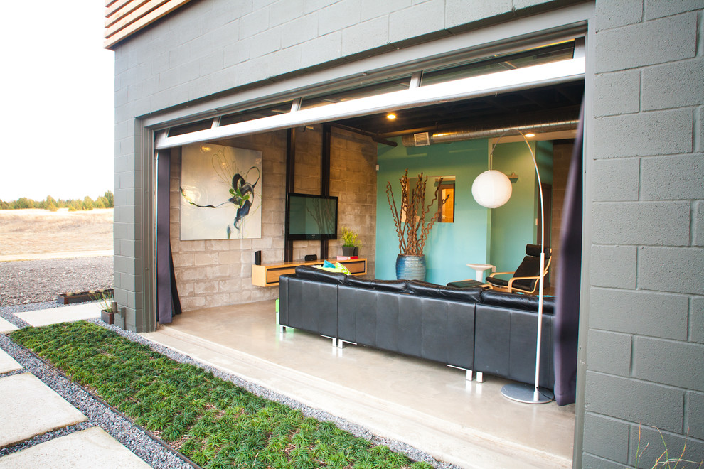 Идея дизайна: гостиная комната в стиле модернизм с зелеными стенами и телевизором на стене