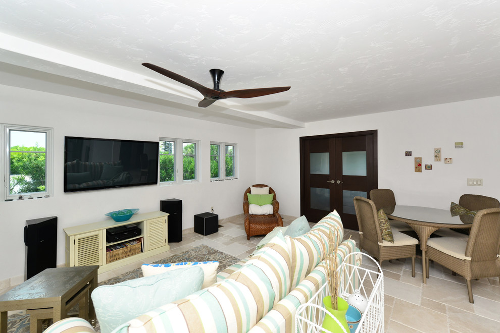 Imagen de salón abierto mediterráneo de tamaño medio con paredes blancas, suelo de mármol y televisor colgado en la pared