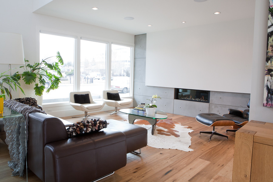 Imagen de salón abierto moderno de tamaño medio sin televisor con paredes blancas, suelo de madera clara, chimenea lineal y marco de chimenea de hormigón