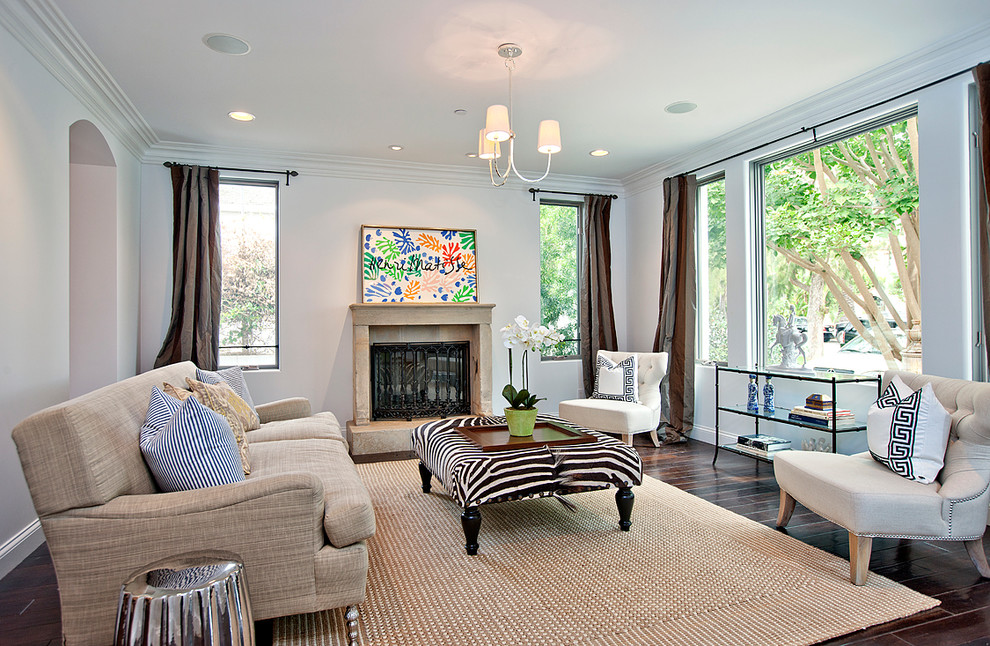 На фото: парадная гостиная комната в стиле неоклассика (современная классика) с серыми стенами, темным паркетным полом и стандартным камином без телевизора с