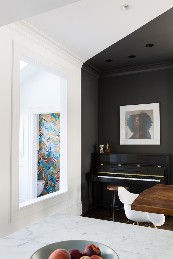 Стильный дизайн: большая открытая гостиная комната в стиле фьюжн с музыкальной комнатой, черными стенами и черным полом без камина, телевизора - последний тренд