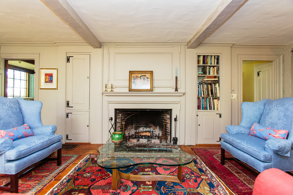 Cette image montre un grand salon traditionnel fermé avec une salle de réception, un mur blanc, un sol en bois brun, une cheminée standard et un manteau de cheminée en bois.