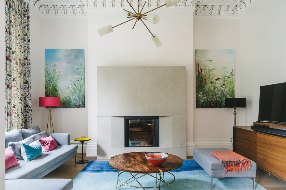 Idées déco pour un salon contemporain avec parquet clair, une cheminée standard, un téléviseur indépendant et un mur beige.