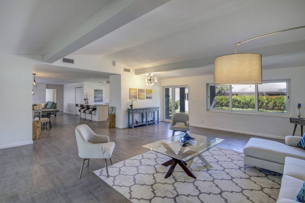 Großes, Offenes Maritimes Wohnzimmer ohne Kamin mit Porzellan-Bodenfliesen und grauem Boden in Miami