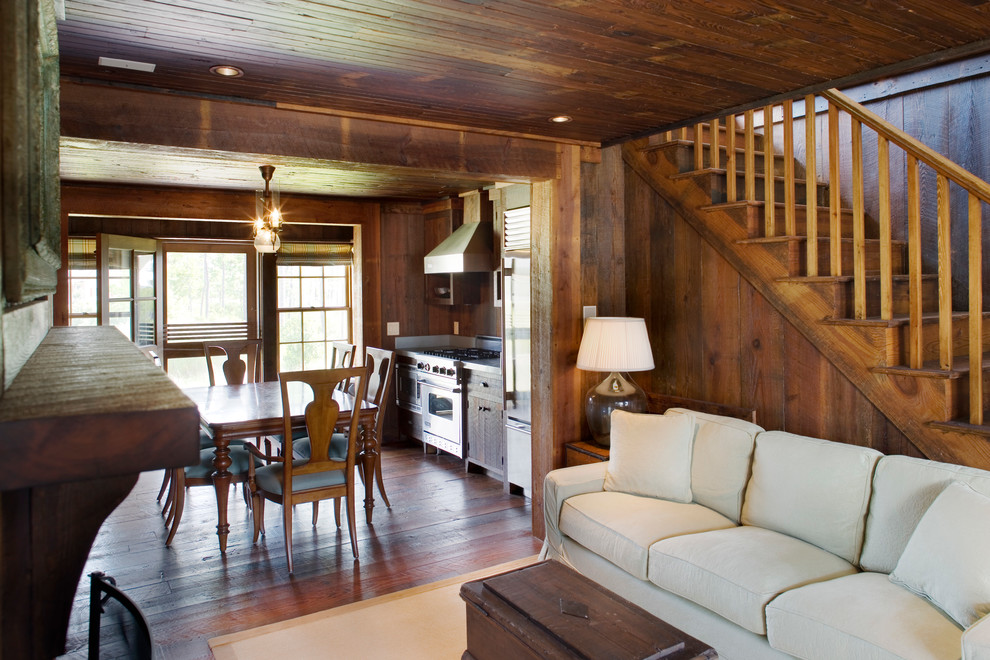 Imagen de salón cerrado de estilo de casa de campo pequeño con suelo de madera en tonos medios