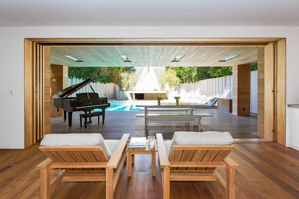 Ispirazione per un soggiorno moderno con sala della musica e pavimento in legno massello medio