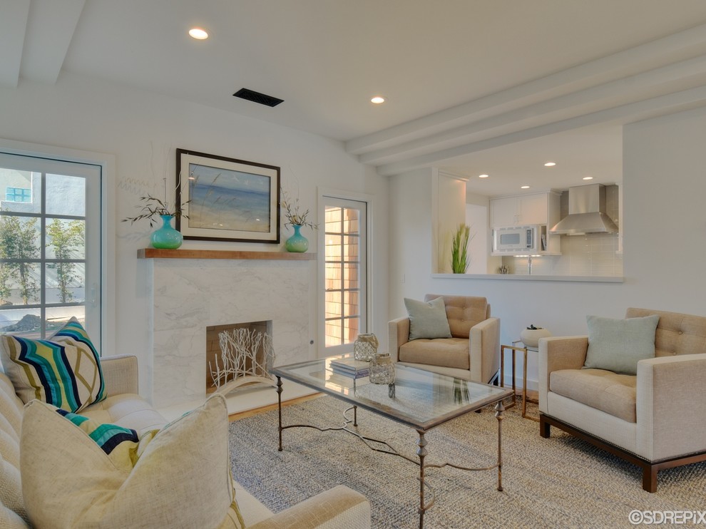 Kleines, Offenes Maritimes Wohnzimmer mit weißer Wandfarbe, hellem Holzboden, Kamin und Kaminumrandung aus Stein in San Diego