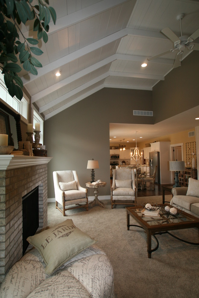 На фото: парадная, открытая гостиная комната с серыми стенами, ковровым покрытием, стандартным камином, фасадом камина из кирпича, серым полом, потолком из вагонки и стенами из вагонки