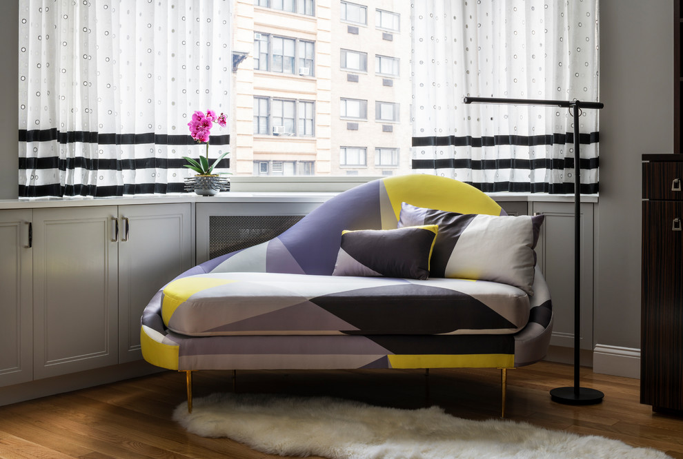 Ispirazione per un soggiorno minimal di medie dimensioni e aperto con pareti grigie, pavimento in legno massello medio e TV a parete