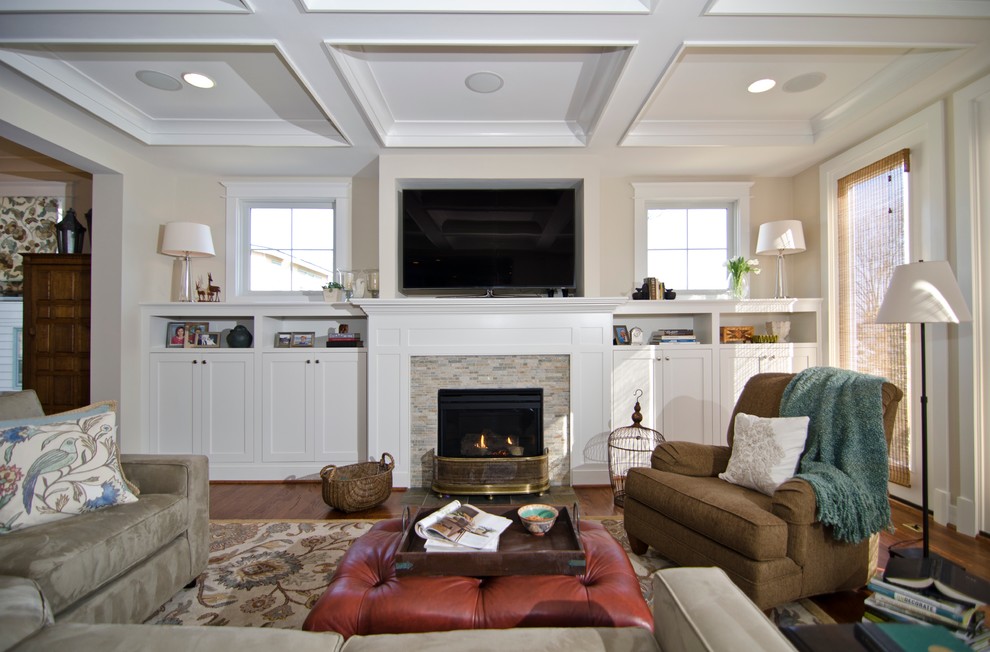Cette image montre un salon traditionnel avec un mur beige, une cheminée standard, un manteau de cheminée en carrelage et éclairage.