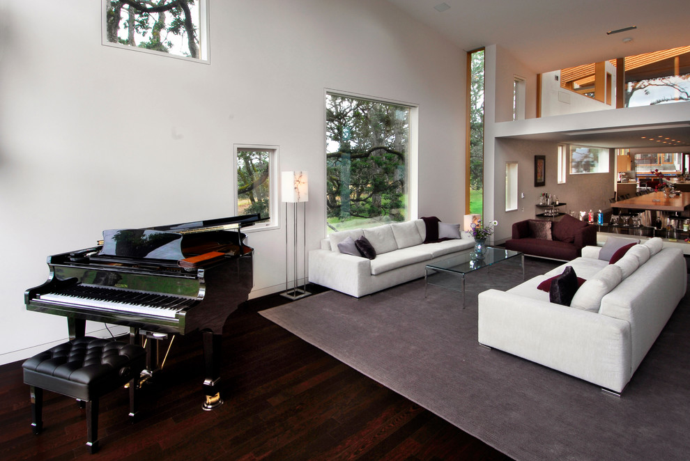 Imagen de salón para visitas tipo loft actual extra grande con paredes blancas y suelo de madera oscura