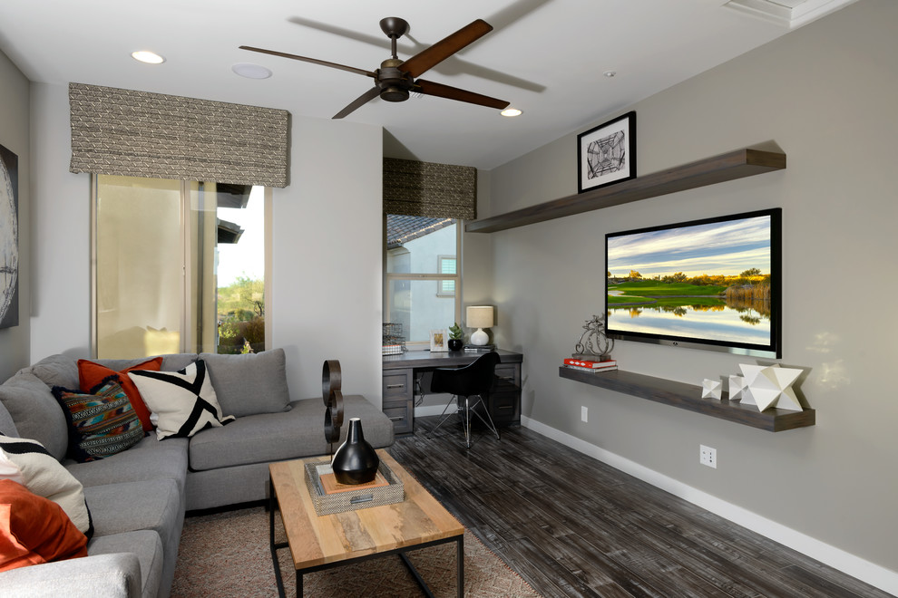 Foto di un soggiorno moderno di medie dimensioni e stile loft con pareti grigie, pavimento in vinile e TV a parete