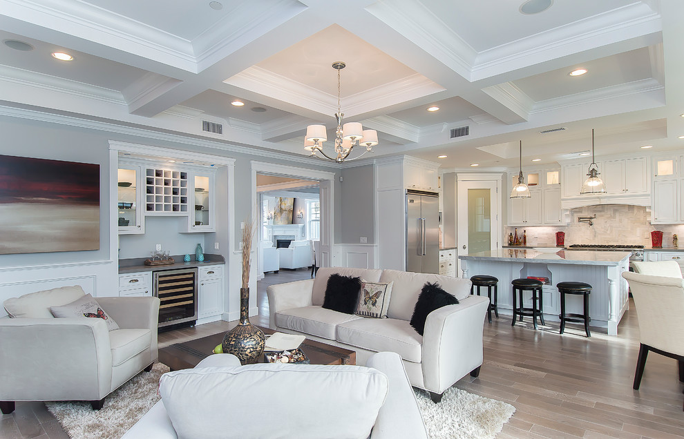 Пример оригинального дизайна: гостиная комната в классическом стиле с домашним баром, серыми стенами и ковром на полу