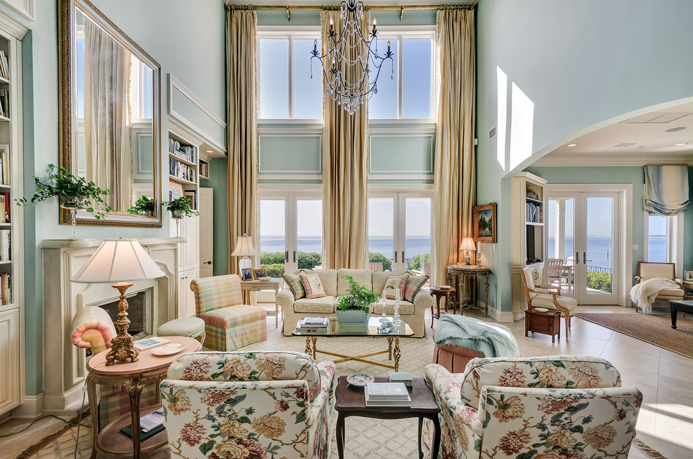 Пример оригинального дизайна: парадная, открытая гостиная комната в классическом стиле с синими стенами и стандартным камином