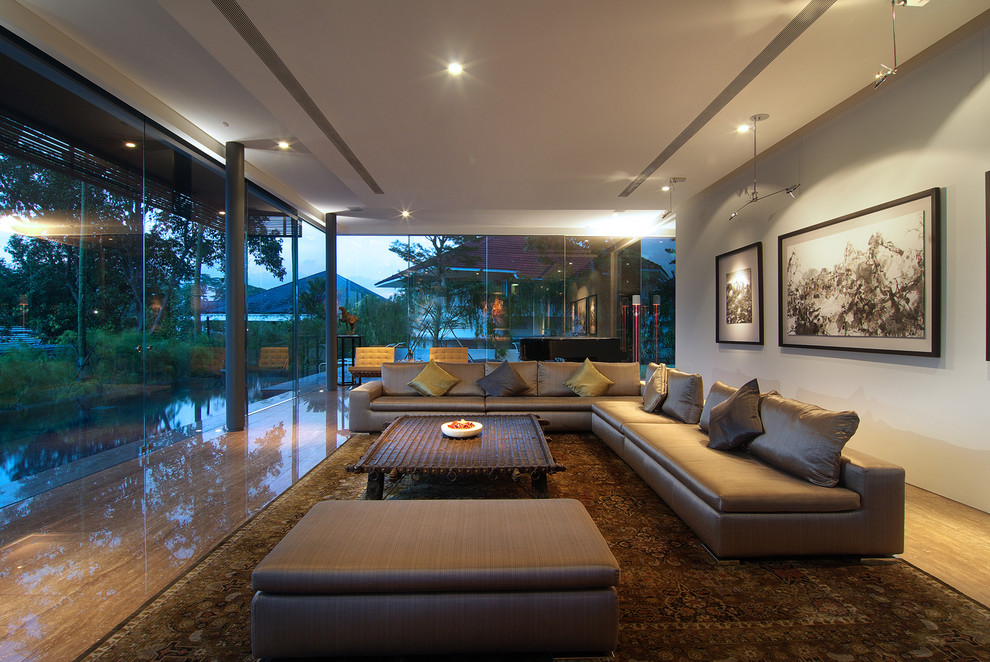 Fernseherloses Modernes Wohnzimmer ohne Kamin mit grauer Wandfarbe und braunem Holzboden in Singapur
