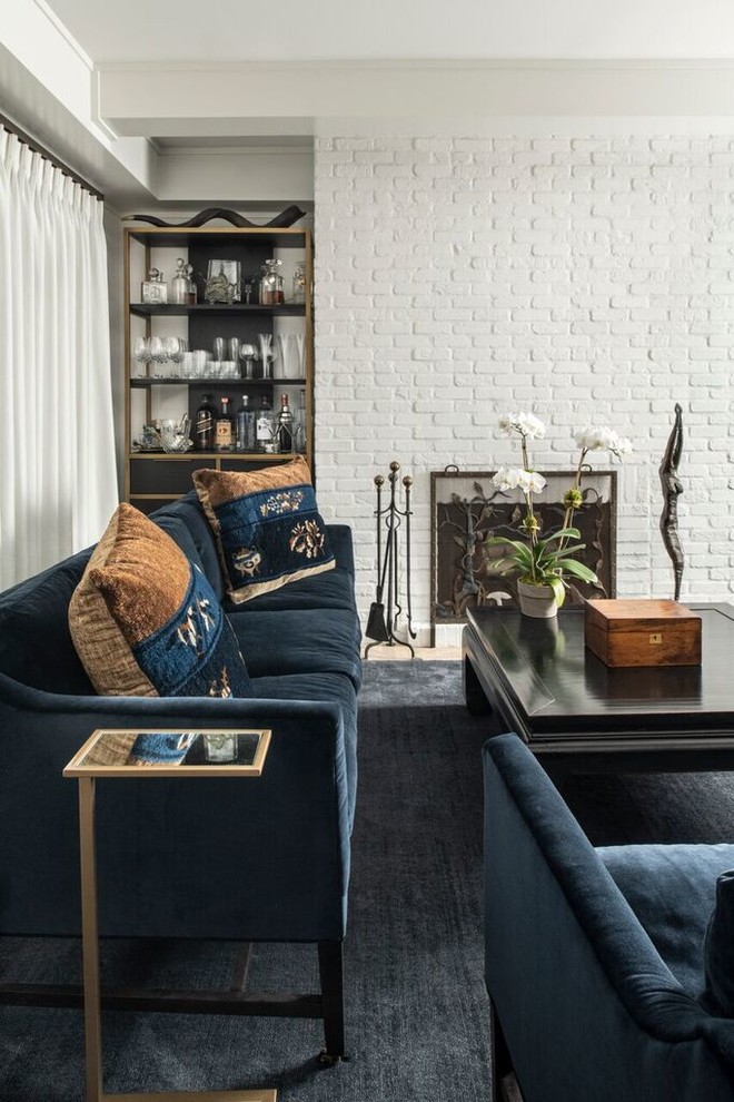 Идея дизайна: изолированная гостиная комната среднего размера в стиле модернизм с домашним баром, белыми стенами, ковровым покрытием, стандартным камином, фасадом камина из кирпича, скрытым телевизором и черным полом