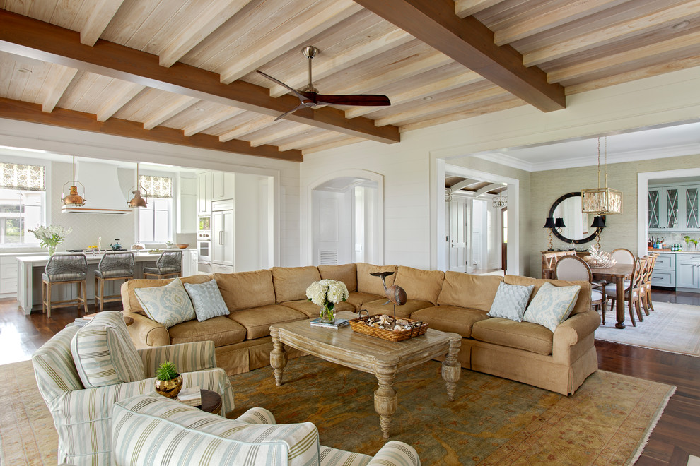 Offenes Maritimes Wohnzimmer mit weißer Wandfarbe, dunklem Holzboden und braunem Boden in Charleston