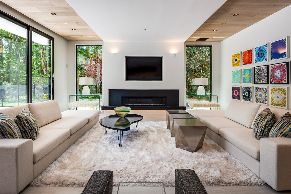 Modernes Wohnzimmer mit weißer Wandfarbe, Gaskamin, TV-Wand, beigem Boden, Porzellan-Bodenfliesen und Kaminumrandung aus Stein in Orlando