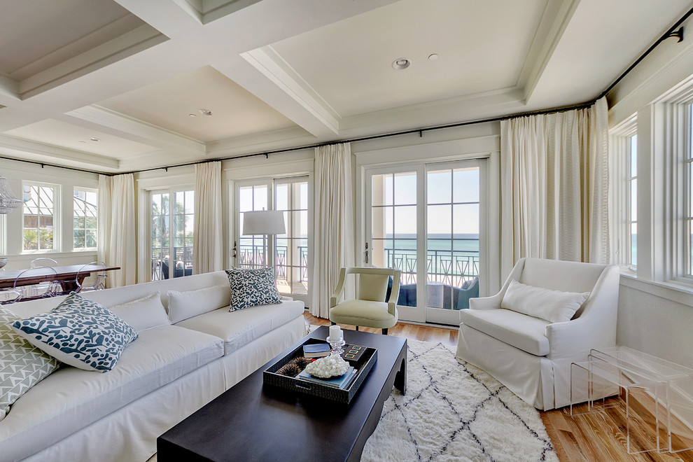 Offenes Maritimes Wohnzimmer mit braunem Holzboden in Miami